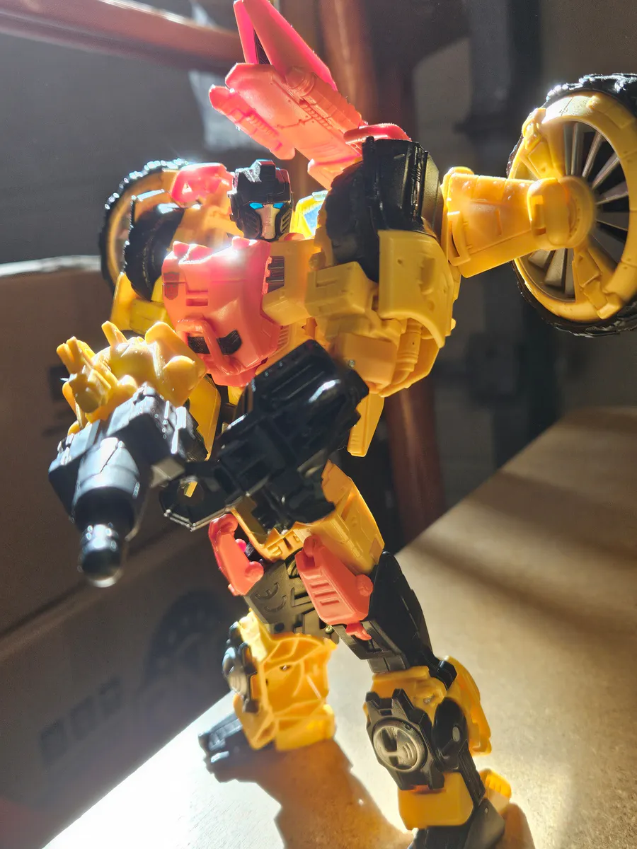 Sandstorm standing on a sunny workbench with his weapon ready